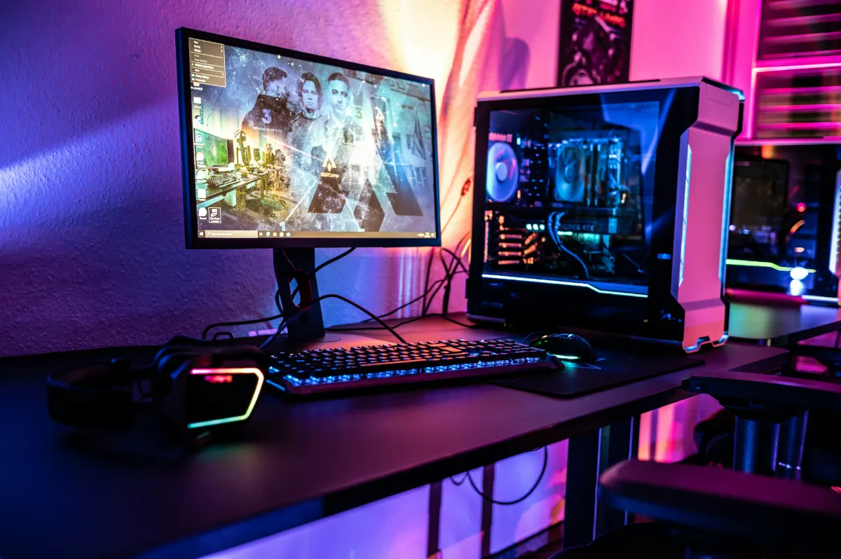Gaming PC setup used to compare VPN latency, jitter, and packet loss